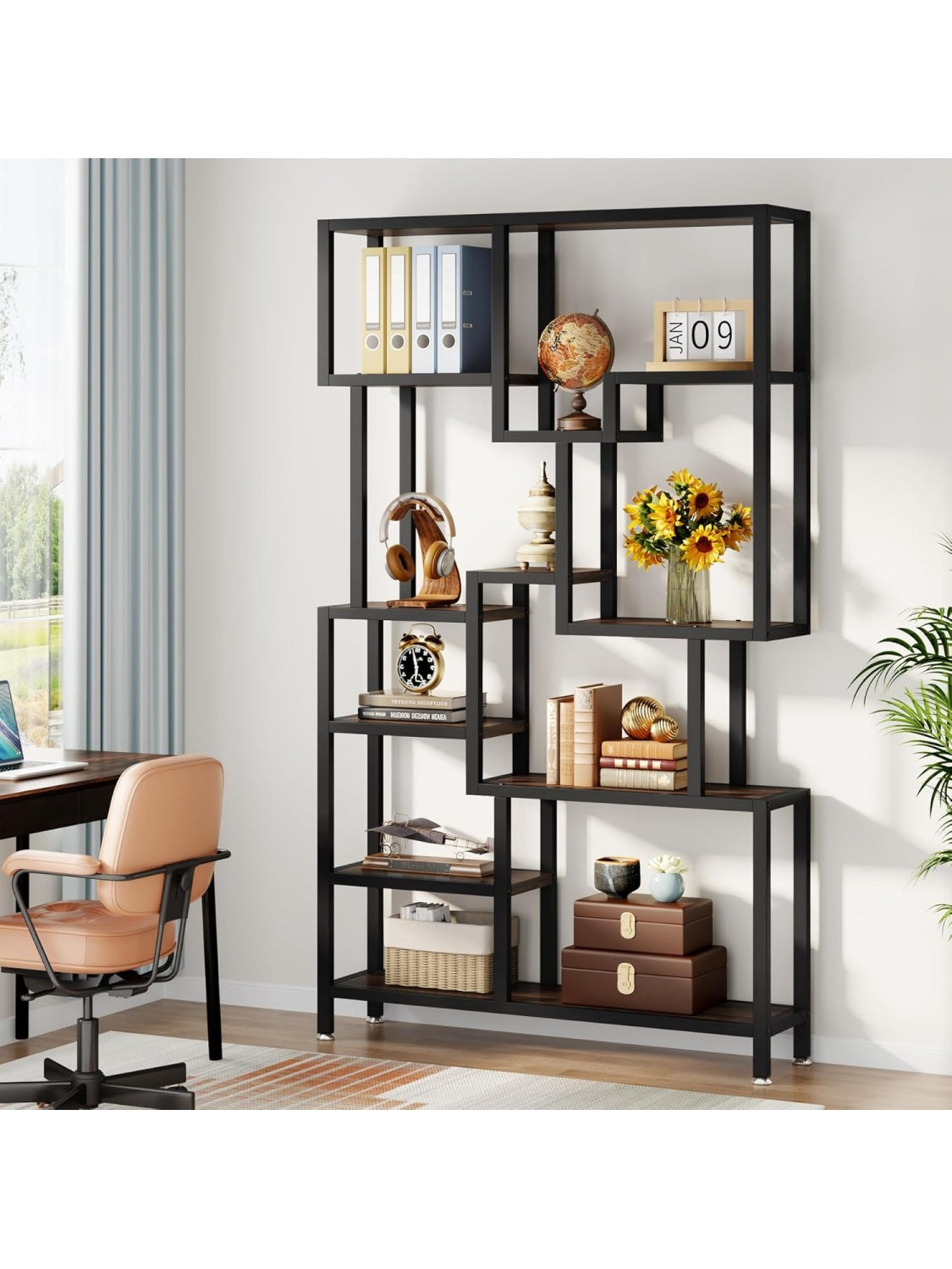 Estanteria industrial alta de siete niveles con baldas de madera y estructura metalica para